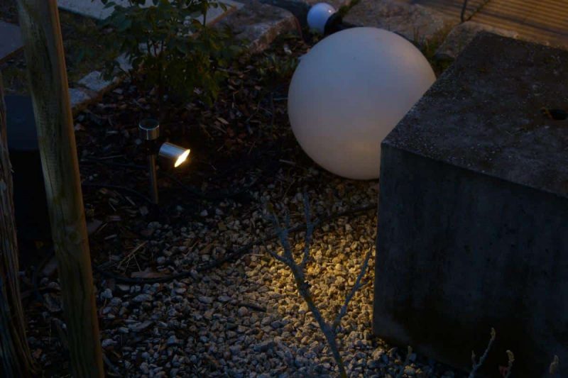 Dezenter LED Solar Strahler für den Garten